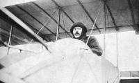 Maurice Farman v gondole dvouplošníku v roce 1909 Maurice Farman v gondole dvouplošníku v roce 1909