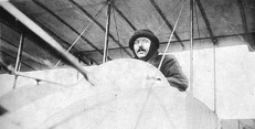 Maurice Farman v gondole dvouplošníku v roce 1909