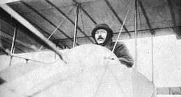 Maurice Farman v gondole dvouplošníku v roce 1909