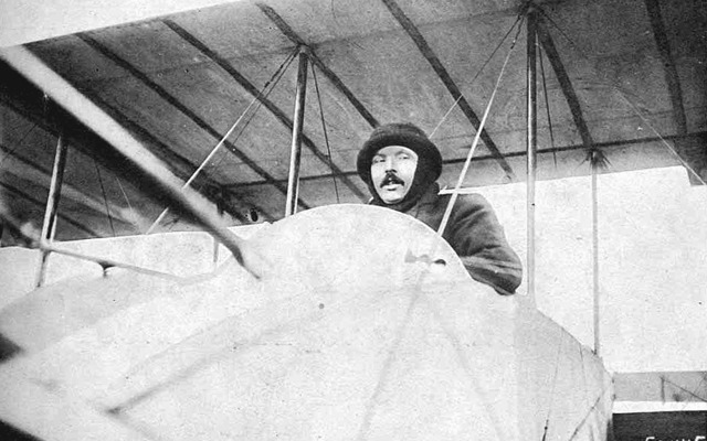 Maurice Farman v gondole dvouplošníku v roce 1909 Maurice Farman v gondole dvouplošníku v roce 1909