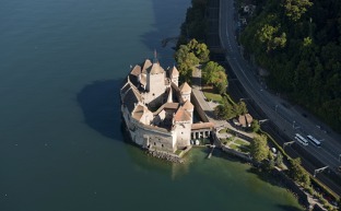 Zámek Chillon na východním břehu Ženevského jezera