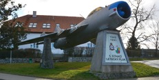 MIG-19PM s imatrikulací 1045, na betonových podstavcích památníku 5. stíhacího leteckého pluku v Líních u Plzně MIG-19PM s imatrikulací 1045, na betonových podstavcích památníku 5. stíhacího leteckého pluku v Líních u Plzně