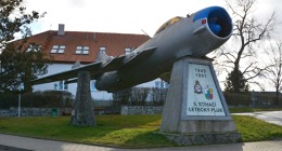 MIG-19PM s imatrikulací 1045, na betonových podstavcích památníku 5. stíhacího leteckého pluku v Líních u Plzně