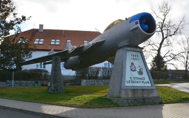 MIG-19PM s imatrikulací 1045, na betonových podstavcích památníku 5. stíhacího leteckého pluku v Líních u Plzně MIG-19PM s imatrikulací 1045, na betonových podstavcích památníku 5. stíhacího leteckého pluku v Líních u Plzně