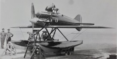  Závodní letoun Macchi M.52 s odkrytovaným motorem