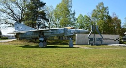 Celkový pohled na památník s letadlem MIG-23