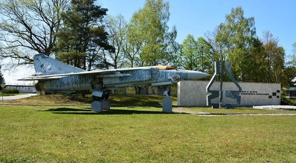 Celkový pohled na památník s letadlem MIG-23