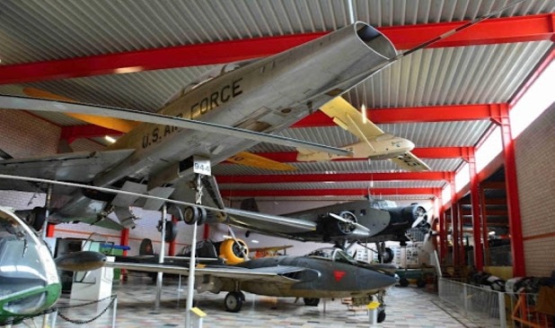 První výstavní hala s impozantními letadly jako je Junkers Ju 52 (v zadní části fotografie), nebo F 100 F Super Sabre (v horní části fotografie).