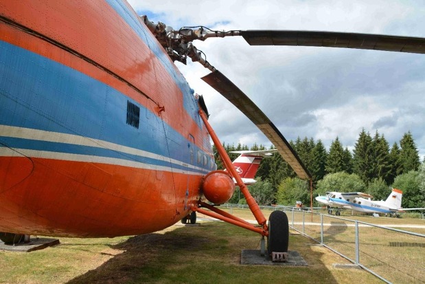 Zadní část dveří Mil Mi-6. Listy rotoru jsou monstrózní.