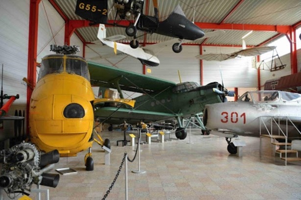 V pozadí Antonov AN-2 s imatrikulací HA-ANA, původem z Maďarské armády. Mig 15 na pravé straně.