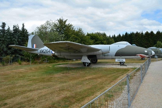 Britský bombardér English Electric Canberra B1 MK 8 s imatrikulací XM 264. Nevšední letadlo v muzeu.
