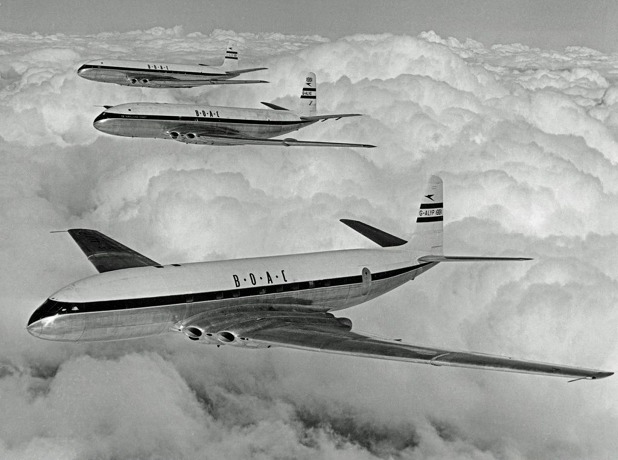 De Havilland DH-106 Comet 1 první sériový letoun ve formaci s prototypy G-ALVG a G-ALVJ