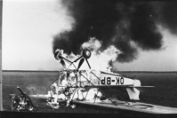Hořící vrak letounu PB-6 Racek po výbuchu hlavní nádrže.