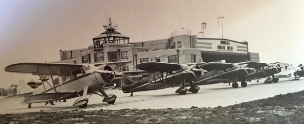 Letiště v Indianapolis, stát Indiana, rok 1937. WACO kam se podíváš