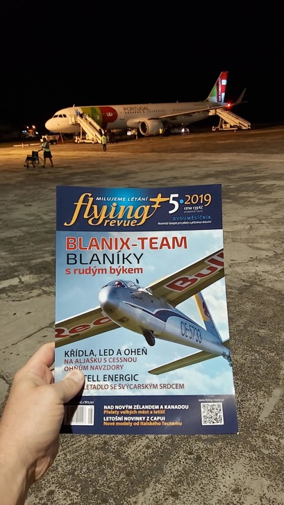 Tištěná verze Flying Revue 5/2019 na letištní ploše letiště Sao Tome