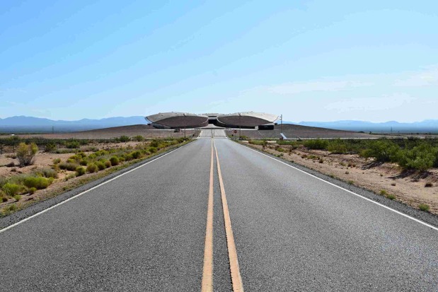 Letiště Spaceport America v Novém Mexiku, hlavní hangár a zázemí pro vesmírné lety.