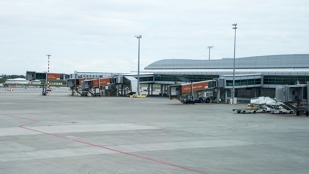 Nástupní můstky a odbavovací plocha letiště