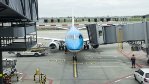 Letadlo KLM z Amsterdamu na stojánce 