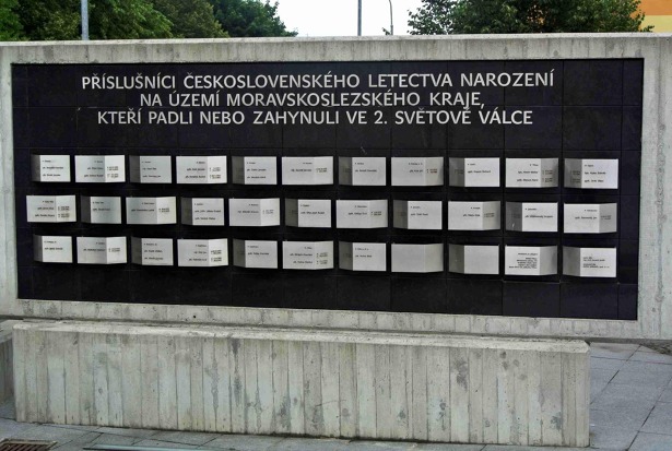  Jména příslušníků, padlých za 2. světové války, kteří se narodili v Moravskoslezském kraji, jim je zde věnována pamětní deska