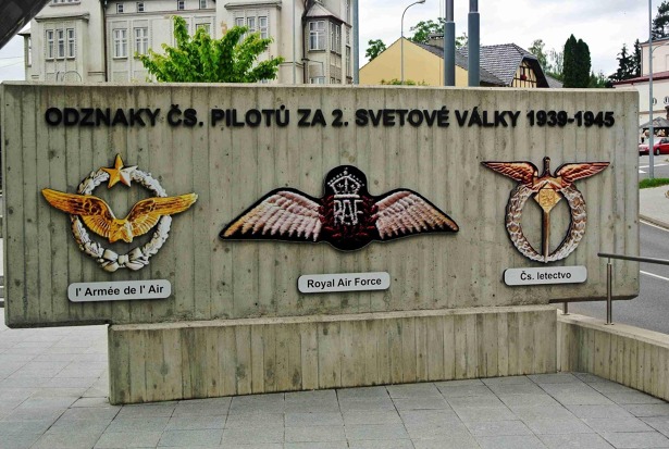 Na betonovém bloku zde jsou vyobrazeny odznaky československých pilotů, které měli v období 1939 až 1945 2. světové války