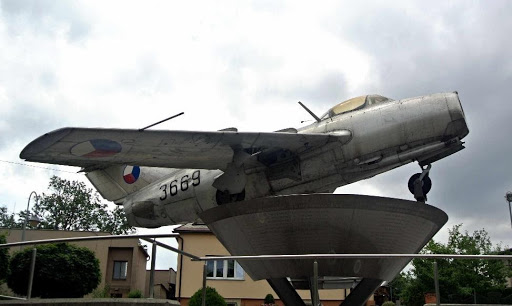  Velice podařený památník s legendárním letadlem Mig-15bis, označení 3669