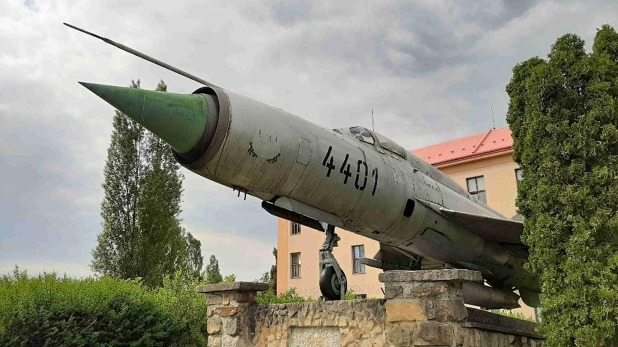 Mig-21 s označením 4401, hrdě na betonovém podstavci