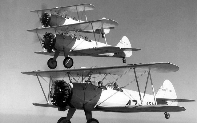 Formace letounů Boeing Stearman NS-1 v roce 1936 Formace letounů Boeing Stearman NS-1 v roce 1936