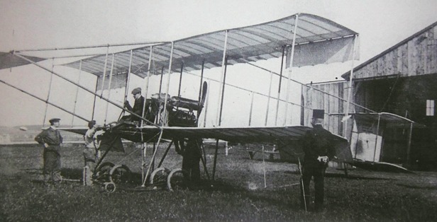26. května 1910 vzlétl Henri-Marie Jullerot z Malesického dostihového závodiště na letadle Farman