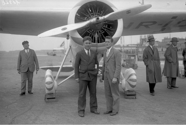 Wiley Post, Harold Gatty a Winnie Mae při zastávce v Berlíně