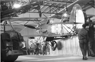 Instalace Avie na podstavec v expozičním hangáru Leteckého muzea