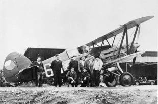 Kolektiv trenčínského aeroklubu před dostavěnou replikou Avie B-534