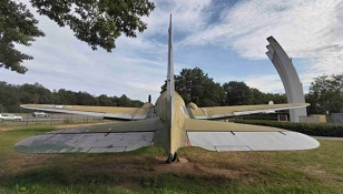 Douglas C-47B pěkně ze zadu