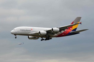 Airbus A380 společnosti Asiana Airlines můžete mít „skoro“ na dotek při finále dráhy 25C