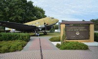 Douglas C-47B pojmenovaný “The Berlin Train” s původní cedulí k letecké základně Rhein-Main Air Base Douglas C-47B pojmenovaný “The Berlin Train” s původní cedulí k letecké základně Rhein-Main Air Base