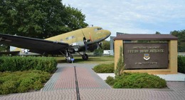 Douglas C-47B pojmenovaný “The Berlin Train” s původní cedulí k letecké základně Rhein-Main Air Base