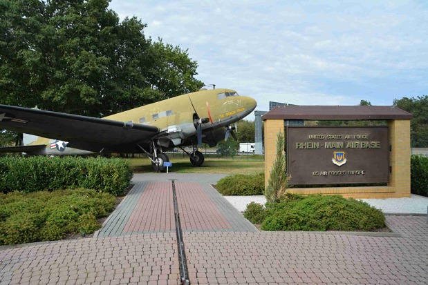 Douglas C-47B pojmenovaný “The Berlin Train” s původní cedulí k letecké základně Rhein-Main Air Base