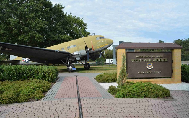 Douglas C-47B pojmenovaný “The Berlin Train” s původní cedulí k letecké základně Rhein-Main Air Base Douglas C-47B pojmenovaný “The Berlin Train” s původní cedulí k letecké základně Rhein-Main Air Base