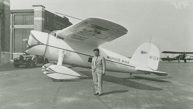 Wiley Post_před svým strojem na Floyd Bennett Field 15. července 1933