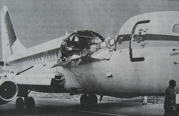 Boeing 737-243 po úspěšném přistání s odtrženou částí trupu. Zdroj: Wikipedie, autor: zaměstnanec NTSB (Národní rada pro bezpečnost dopravy Spojených států amerických)