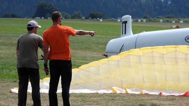 Lítá tu všechno možné, třeba i padákové kluzáky, i když jen dospělí piloti