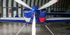 Piloti akrobatické skupiny Flying Bulls oslavili 60. narozeniny této světově uznávané formace ve dvou fázích. Nejprve v půlce srpna vzlétli z letiště v Jaroměři ke světovému rekordu a provedli deset skupinových výkrutů za sebou. Oslavy pokračovaly v pátek 4. září slavností na letišti v Jaroměři, kde piloti převzali certifikát o rekordu. Právě v hangáru v Jaroměři (na snímku) má akrobatická skupina svůj domov Piloti akrobatické skupiny Flying Bulls oslavili 60. narozeniny této světově uznávané formace ve dvou fázích. Nejprve v půlce srpna vzlétli z letiště v Jaroměři ke světovému rekordu a provedli deset skupinových výkrutů za sebou. Oslavy pokračovaly v pátek 4. září slavností na letišti v Jaroměři, kde piloti převzali certifikát o rekordu. Právě v hangáru v Jaroměři (na snímku) má akrobatická skupina svůj domov