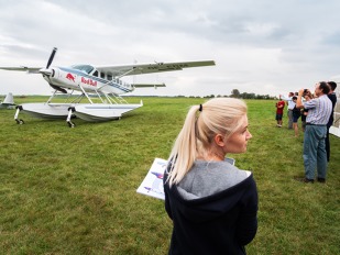 Podobná věc se u nás hned tak nevidí. Na ploše jaroměřského letiště přistál hydroplán