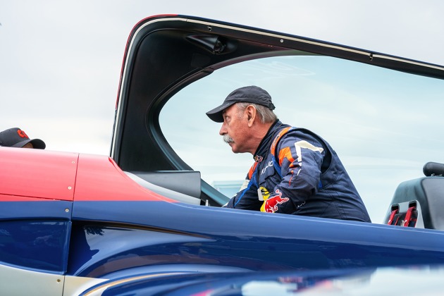 Pilot Miroslav Krejčí během přípravy před akrobatickým letem v den oslav šedesátého výročí existence skupiny. Formace se od svého vzniku (v 60. letech) několikrát přejmenovala a samozřejmě i několikrát změnila obsazení. Původně začínala jako Chrudimská čtyřka