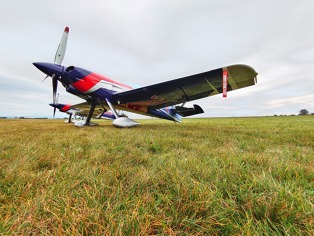 Akrobatický speciál XtremeAir 42. Jeho motor má výkon 315 koní a letadlo o hmotnosti 610 kilogramů (váženo bez posádky) dokáže rozpohybovat až na 420 km/h