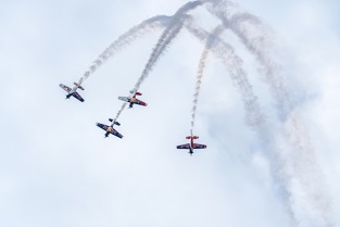 Před šedesáti lety formace začínala jako Chrudimská čtyřka, pak měnila své jméno i obsazení. Se znakem býka a nápisem The Flying Bulls létají čeští akrobati od přelomu tisíciletí