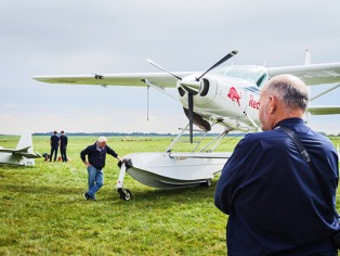 Hydroplán na ploše letiště v Jaroměři