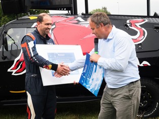 Veducí Flying Bulls Stanislav Čejka přebírá z rukou zástupce Mezinárodní letecké federace FIA certifikát o světovém rekordu (10 výkrutů v řadě za sebou ve skupině čtyř letounů)