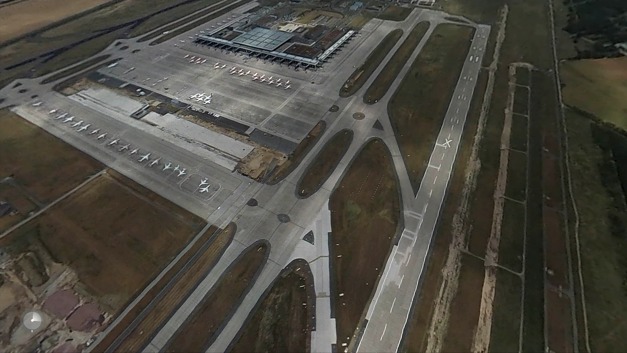 Stále nedokončené letiště Berlin Brandenburg Schonefeld s odstavenými letadly
