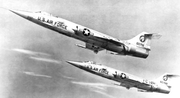 Autor: United States Air Force – Isham, Marty (2010), U.S. Air Force Interceptors: A Military Photo Logbook 1946-1979, Specialty Pr Pub &amp; Wholesalers
