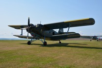 Legendární Antonov An-2, čekající na výsadkáře